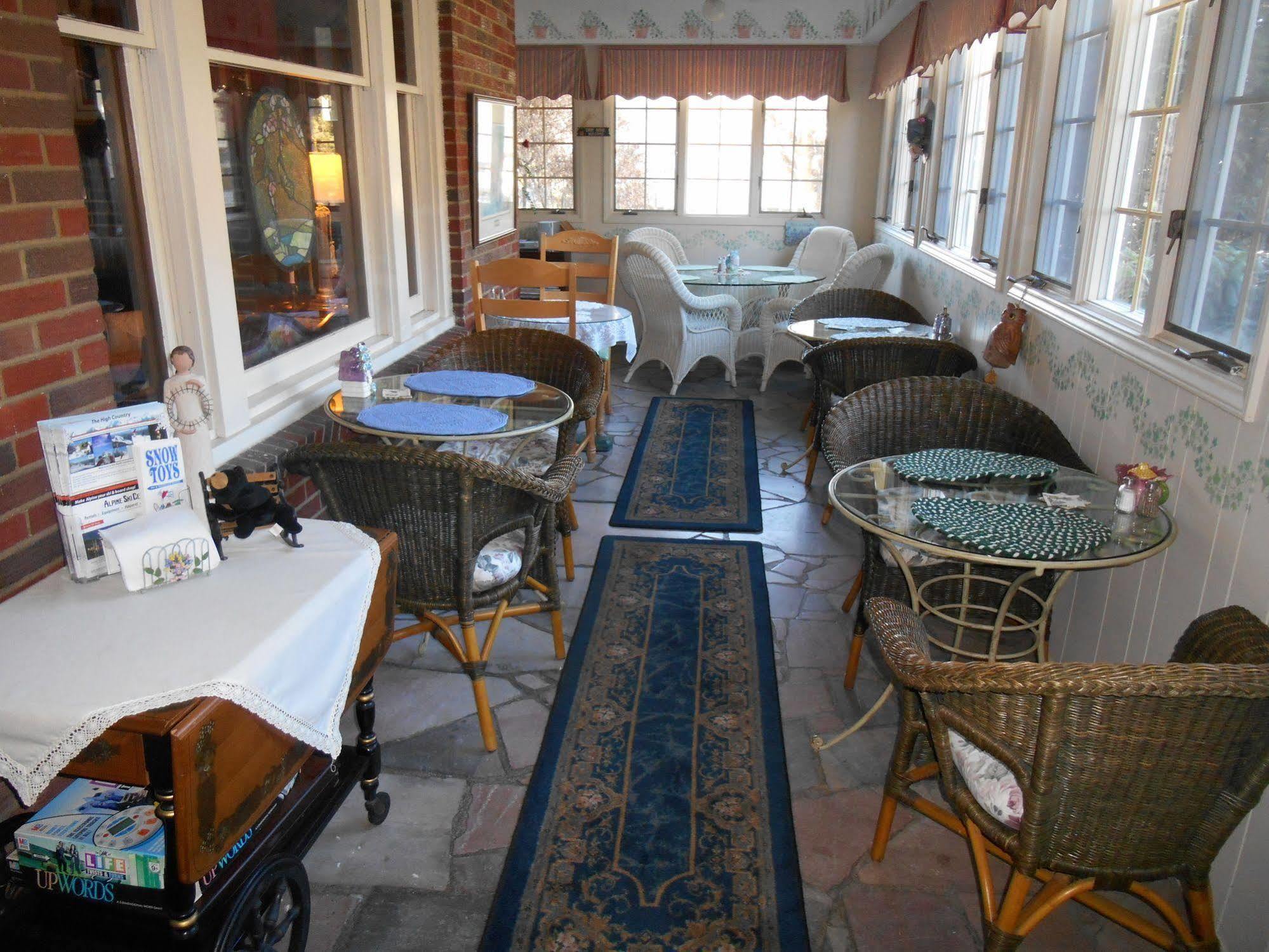 Azalea Inn Bed And Breakfast 배너 앨크 외부 사진